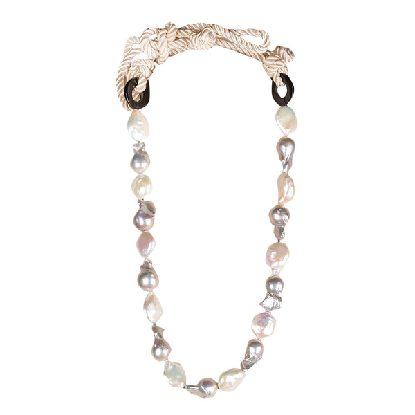 Collar de perlas en color grises y blancas con cierres de cuerno natural - MAMUT JEWELS